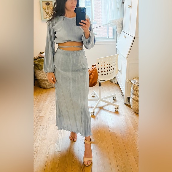 Two-piece outfit silky crop top and skirt (size small) - Picture 1 of 2